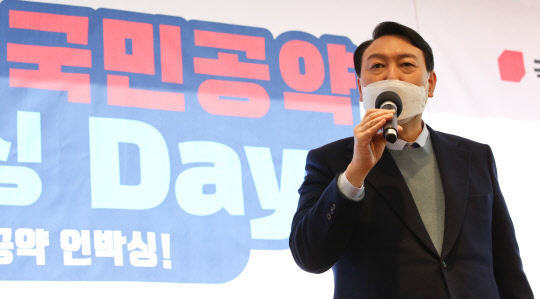 윤석열 국민의힘 대선후보가 23일 서울 여의도 한 카페에서 열린 '국민공약 언박싱 데이' 행사에서 '윤석열 공약위키' 홈페이지를 통해 제안받은 공약 4가지 발표에 대한 소감을 밝히고 있다.[국회사진기자단·연합뉴스]